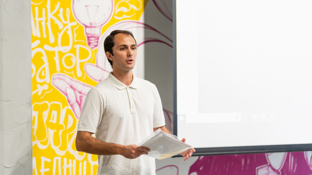 Борис Николовски предавач по програмирање за деца на презентација