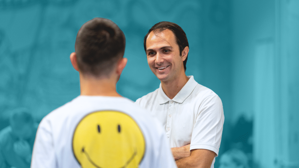 Борис Николовски предавач по програмирање разговара со ученик на настан на Едуфронт